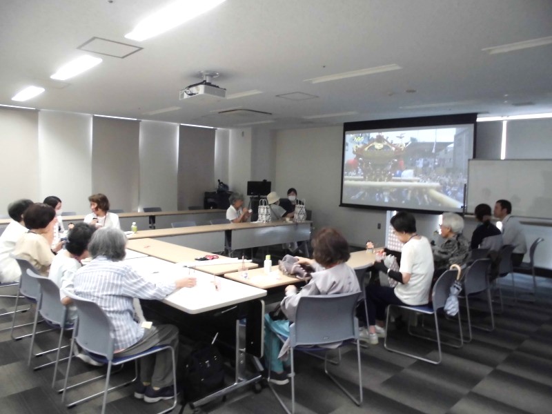 木村病院の認知症カフェで談話する様子