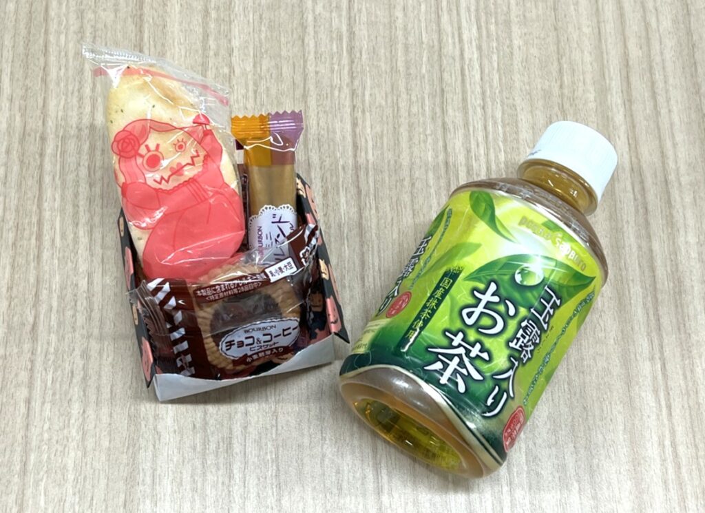 認知症カフェのお菓子とお茶