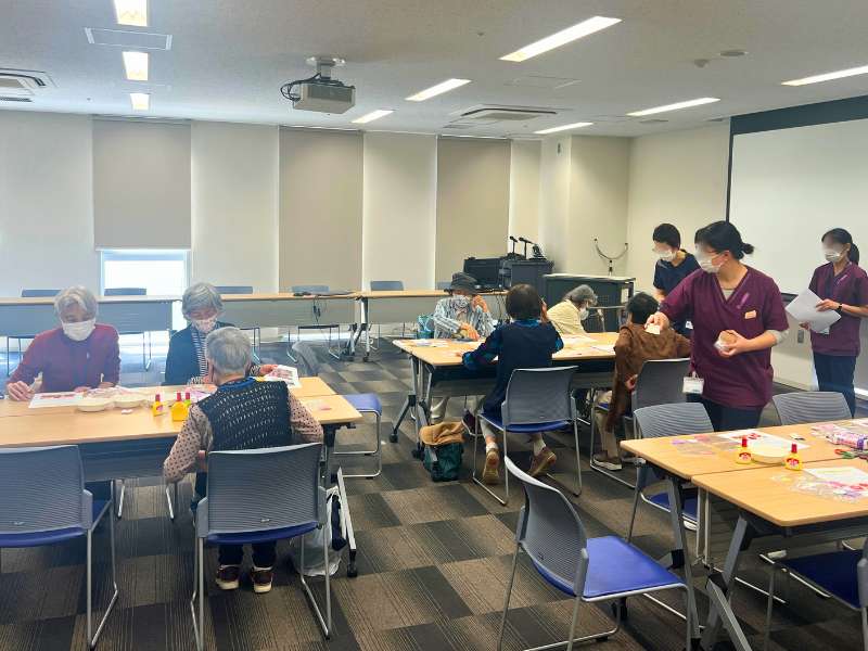 認知症カフェの準備をしている様子