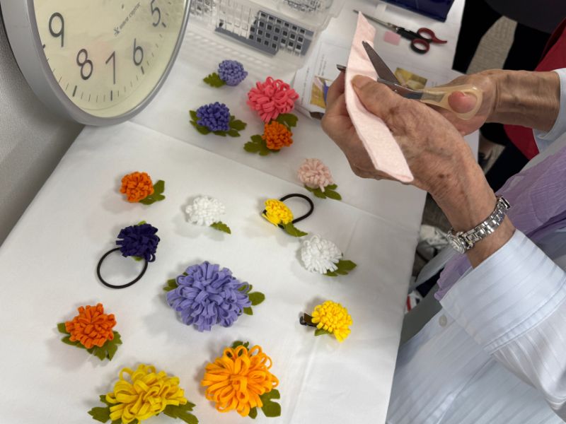 認知症カフェで花飾りを作る様子
