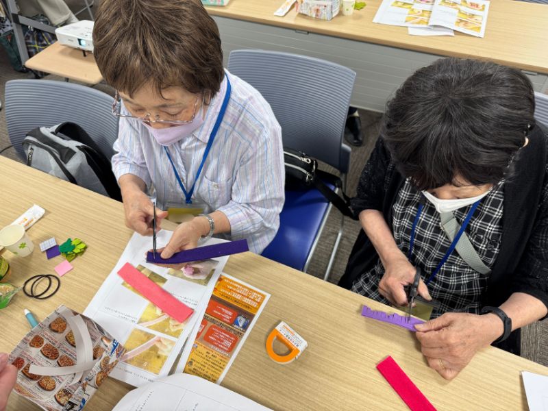 認知症カフェで花飾りを作る様子４